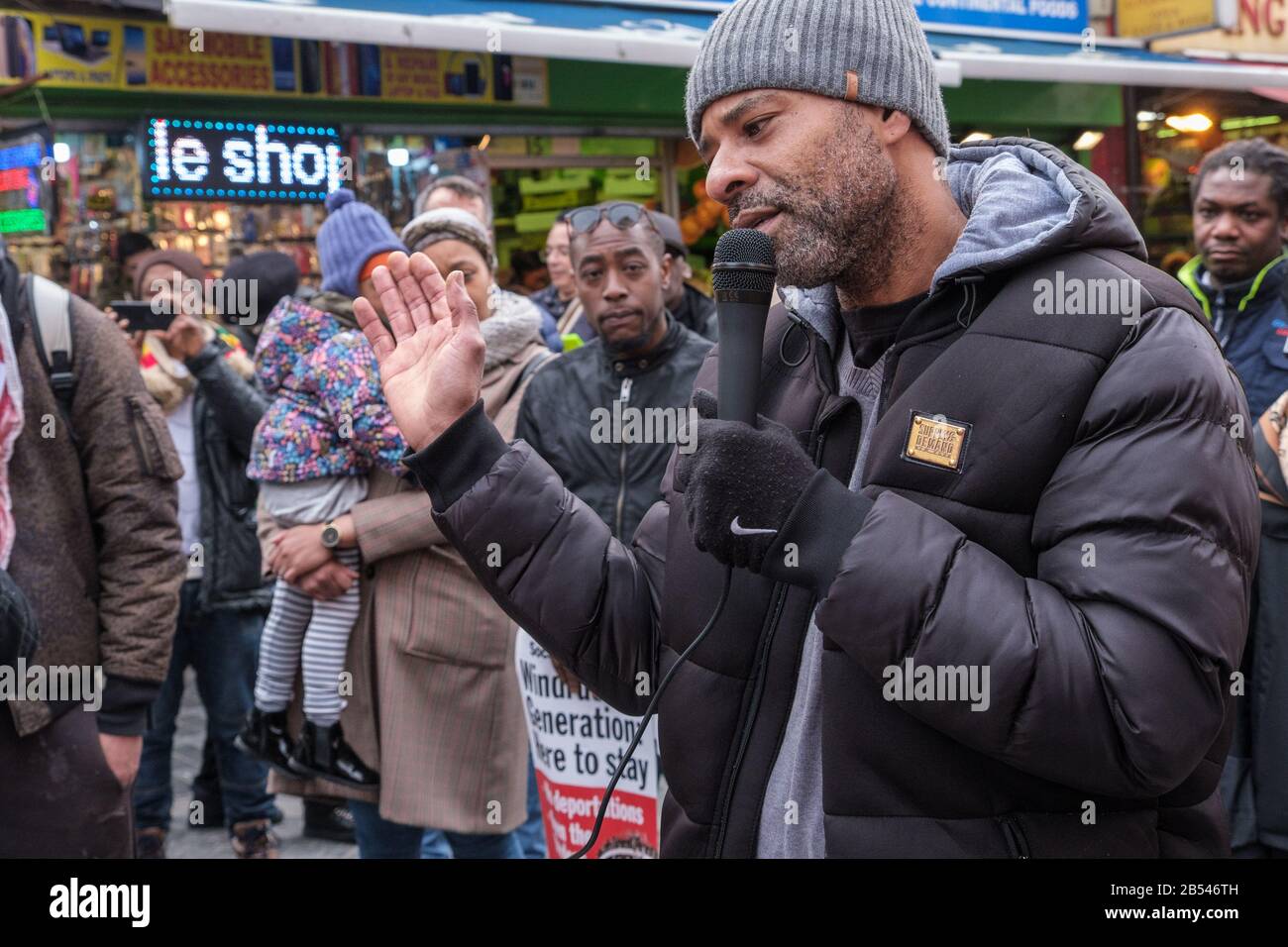 Londra, Regno Unito. 7th marzo 2020. Movimento per la Giustizia e Lambeth Black Workers tenere un rally nel mercato di Brixton chiedendo all'Ufficio domestico di terminare voli charter per deport immigrati e chiudere centri di detenzione. Un uomo che l'Ufficio domestico aveva programmato di essere deportato nel recente volo charter in Giamaica, ma salvato da una decisione di tribunale dice come è stato preso in un furgone per l'aeroporto e mantenuto in esso per 14 ore in un compartimento solo abbastanza grande per lui a levarsi in piedi e parlare delle cattive condizioni nei centri di detenzione. Le proteste e le azioni legali hanno salvato oltre la metà di quelle selezionate dalla deportazione. Foto Stock