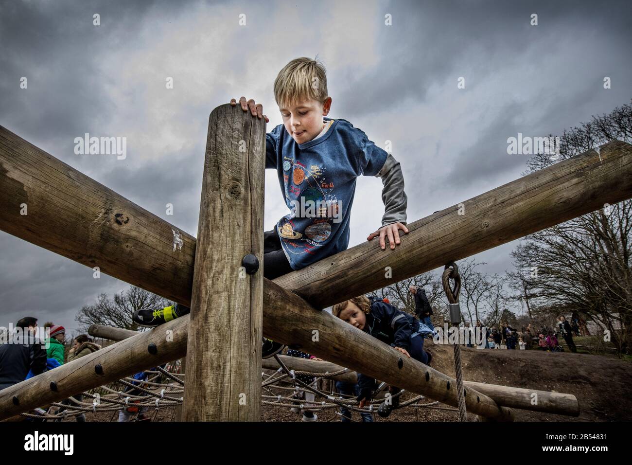 I ragazzi attivi che salpano sul RHS Back to Nature Garden all'aperto dell'RHS Wisley co-progettato dalla Duchessa di Cambridge, Surrey, Inghilterra, Regno Unito Foto Stock