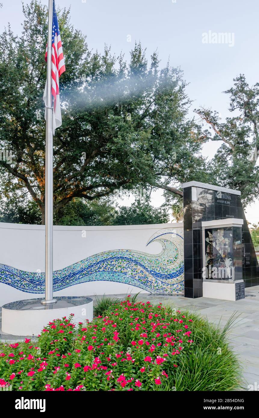 Un memoriale alle vittime dell'uragano Katrina si trova a Biloxi Town Green, 26 agosto 2015, a Biloxi, Mississippi. Foto Stock