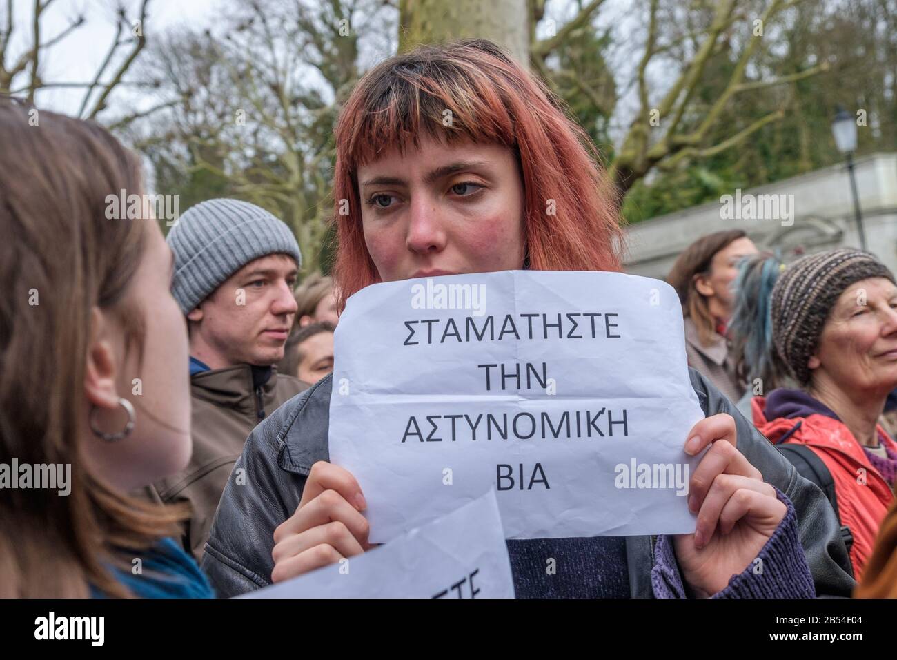 Londra, Regno Unito. 7th marzo 2020. I Manifestanti al di fuori dell'ambasciata greca hanno invitato l'UE a porre fine alla sua politica di chiusura delle frontiere ai più bisognosi e a chiedere giustizia ai rifugiati. La protesta è giunta dopo che i video hanno mostrato agli ufficiali della guardia costiera greca che cercano di mettere in fuga una barca piena di rifugiati in mare e altri con criminali fascisti di destra che attaccano i rifugiati. La situazione è peggiorata da quando la Turchia ha aperto di recente il proprio confine con la Grecia. Nel 2016 l’UE aveva raggiunto un accordo con la Turchia che limitava i rifugiati, secondo quanto afferma l’UNHCR e molte ONG, a violare il diritto internazionale. Peter Marshall/Alamy Live News Foto Stock