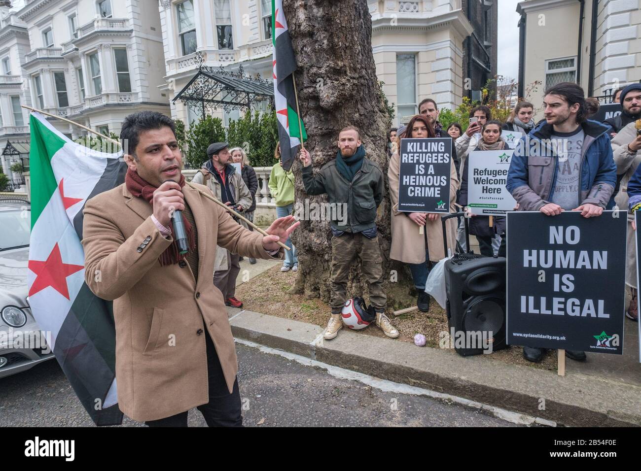 Londra, Regno Unito. 7th marzo 2020. I Manifestanti al di fuori dell'ambasciata greca hanno invitato l'UE a porre fine alla sua politica di chiusura delle frontiere ai più bisognosi e a chiedere giustizia ai rifugiati. La protesta è giunta dopo che i video hanno mostrato agli ufficiali della guardia costiera greca che cercano di mettere in fuga una barca piena di rifugiati in mare e altri con criminali fascisti di destra che attaccano i rifugiati. La situazione è peggiorata da quando la Turchia ha aperto di recente il proprio confine con la Grecia. Nel 2016 l’UE aveva raggiunto un accordo con la Turchia che limitava i rifugiati, secondo quanto afferma l’UNHCR e molte ONG, a violare il diritto internazionale. Peter Marshall/Alamy Live News Foto Stock