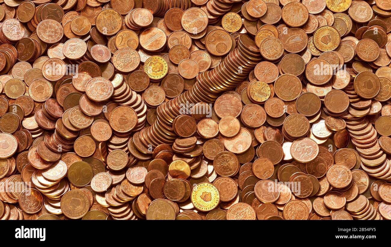 Primo piano di molte monete in rame da cent. Euro Foto Stock