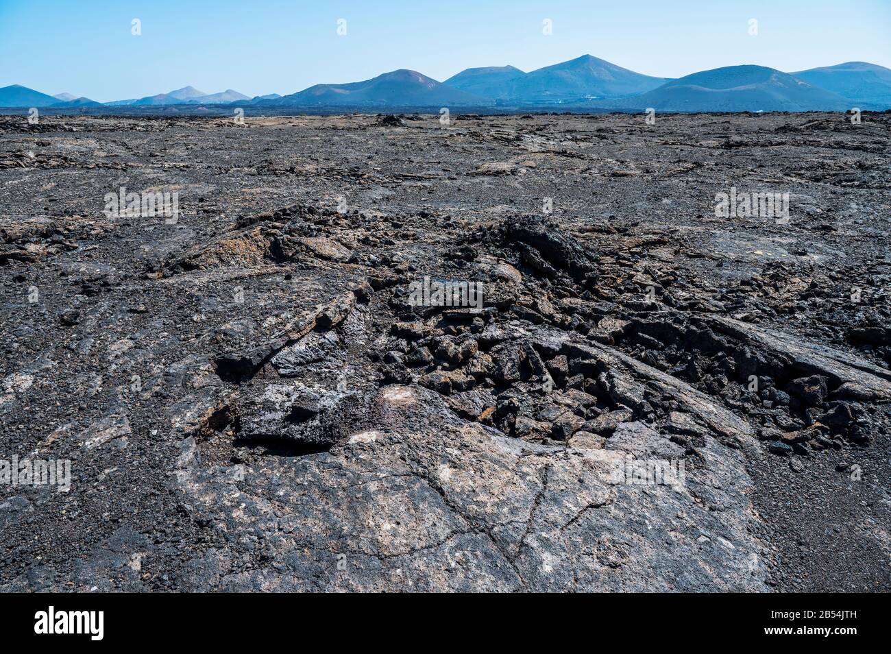 Ampi campi di lava che offrono un caratteristico paesaggio lunare nel Parco Nazionale di Timanfaya, Lanzarote Foto Stock