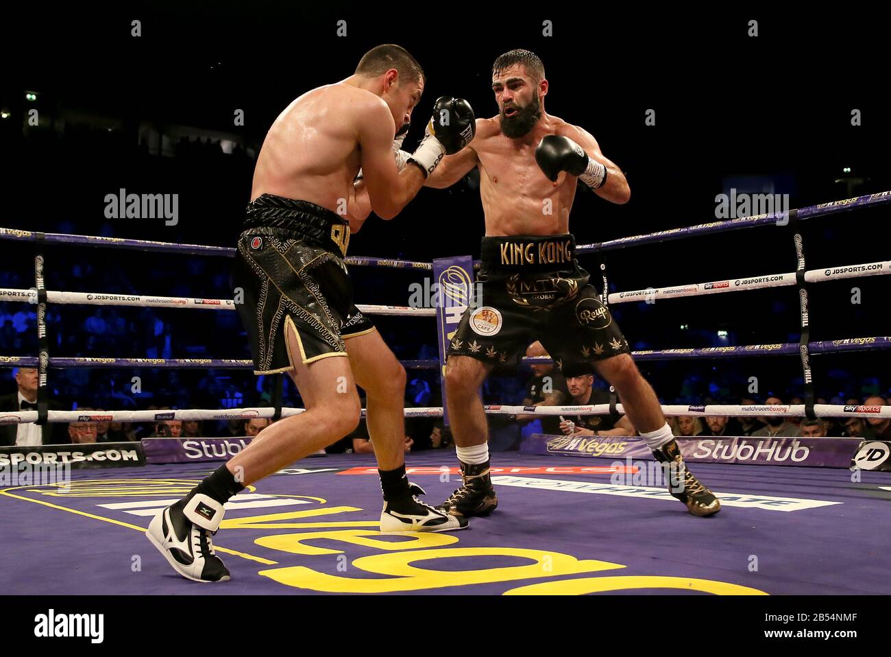 Scott Quigg (a sinistra) in azione contro Jono Carroll nel loro Super-Featherweight contest alla Manchester Arena. Foto Stock