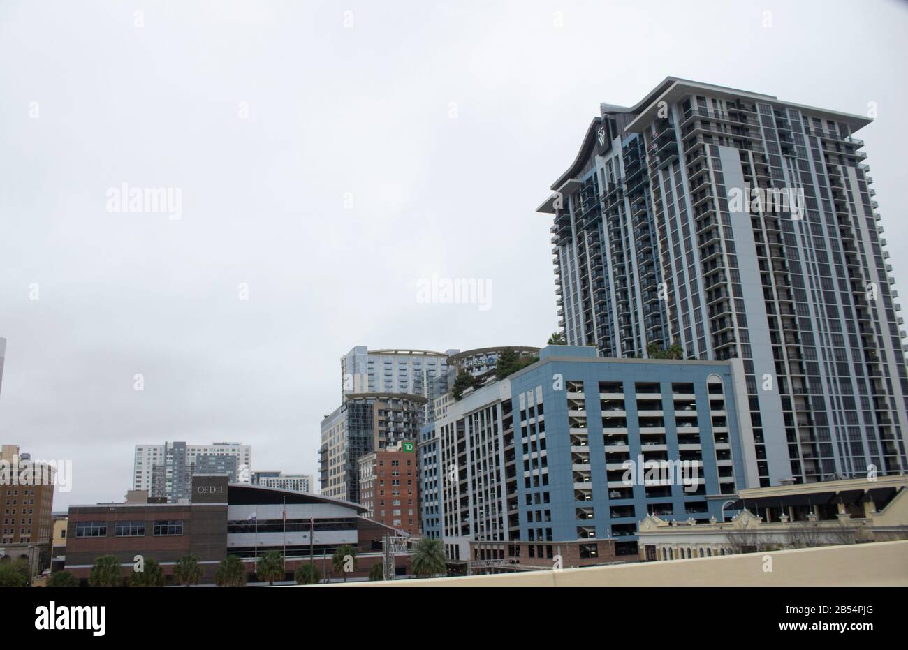 21 febbraio 2020 - Orlando, Florida: Gli edifici Chase e TD del centro di Orlando, Florida, sono visti dall'autostrada I4 Foto Stock