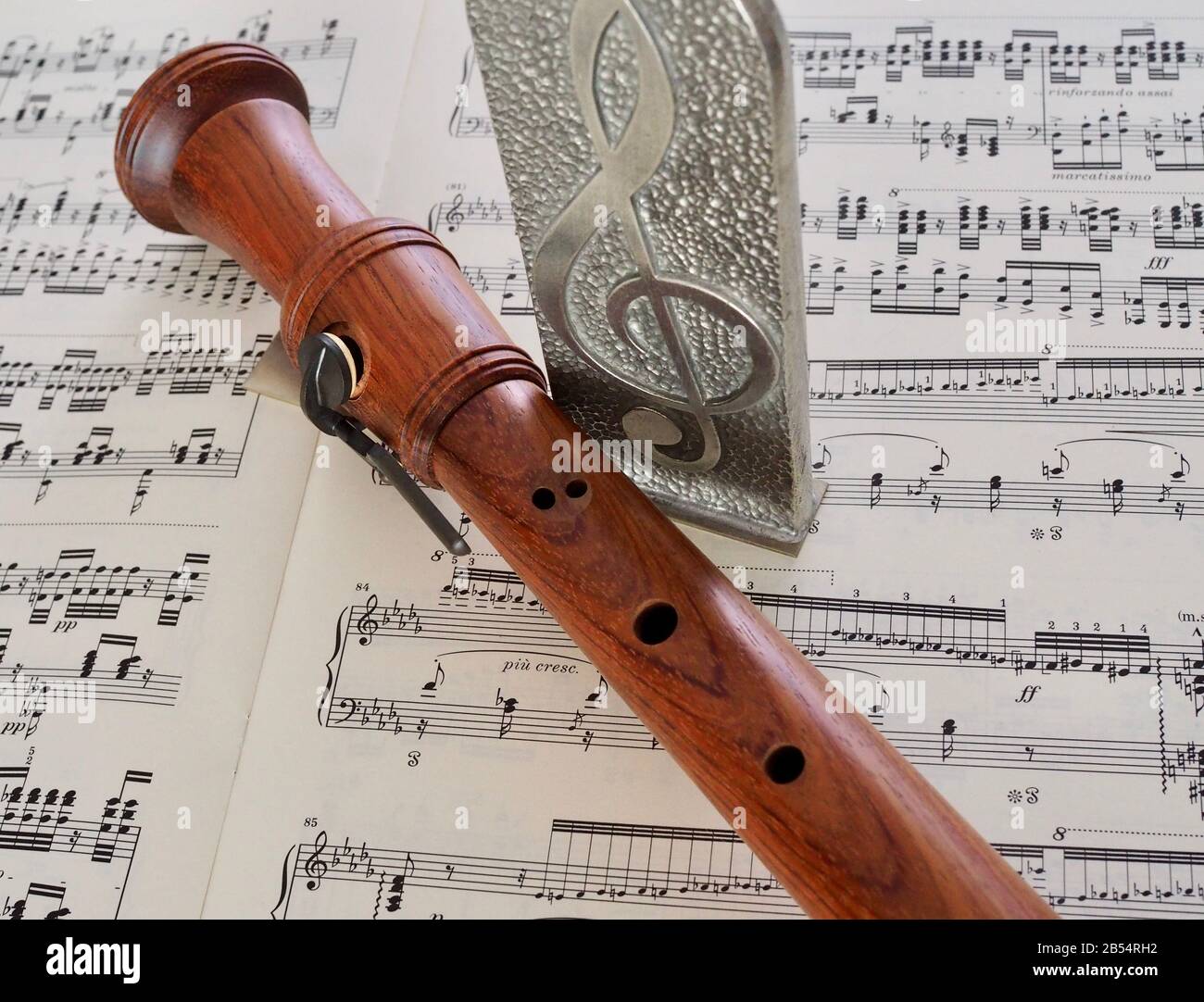 flauto di legno che giace al foglio di musica Foto Stock