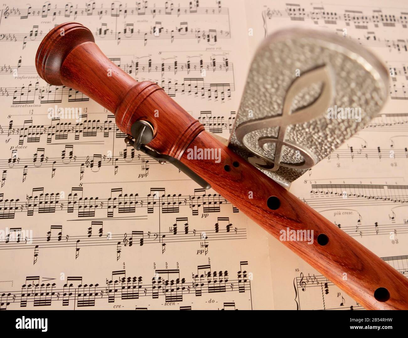 flauto di legno su foglio di musica Foto Stock