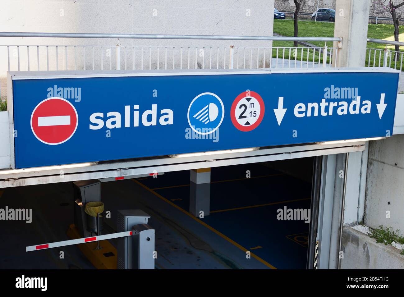 Salida, cartello entrada all'ingresso del parcheggio sotterraneo. Uscita, ingresso in spagnolo. Foto Stock