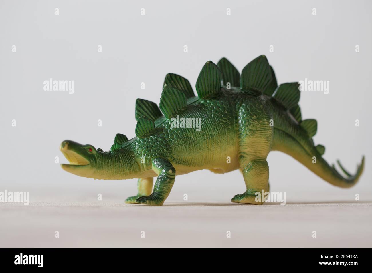 Un modello di dinosauro in plastica. Stegosaurus giocattolo per bambini. Un modello di una creatura preistorica chiamata Stegosaurus. Foto Stock