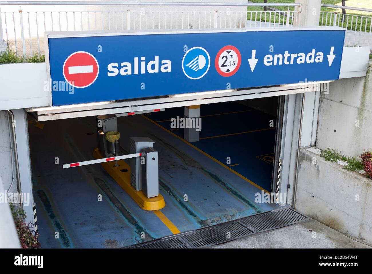 Salida, cartello entrada all'ingresso del parcheggio sotterraneo. Uscita, ingresso in spagnolo. Foto Stock