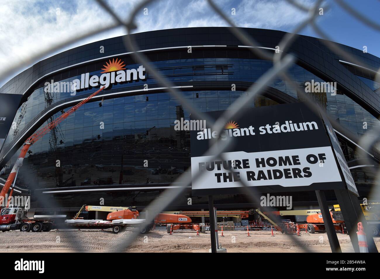 Las Vegas, Nevada, Stati Uniti. 7th Mar, 2020. La segnaletica che identifica il nuovo stadio Allegiant, sede dei Las Vegas Raiders e del football UNLV, è visibile il 7 marzo 2020. Lo stadio a cupola da 1,8 miliardi di dollari, 65.000 posti a sedere, dovrebbe essere aperto nell'agosto 2020 con l'inizio della stagione della NFL. Credit: David Becker/Zuma Wire/Alamy Live News Foto Stock