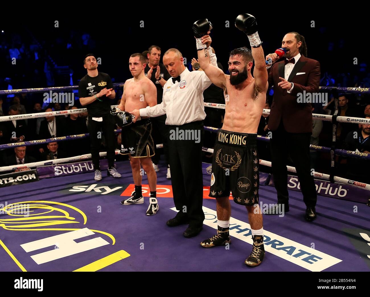 Jono Carroll celebra la vittoria contro Scott Quigg (a sinistra) nel suo Super-Featherweight contest alla Manchester Arena. Foto Stock