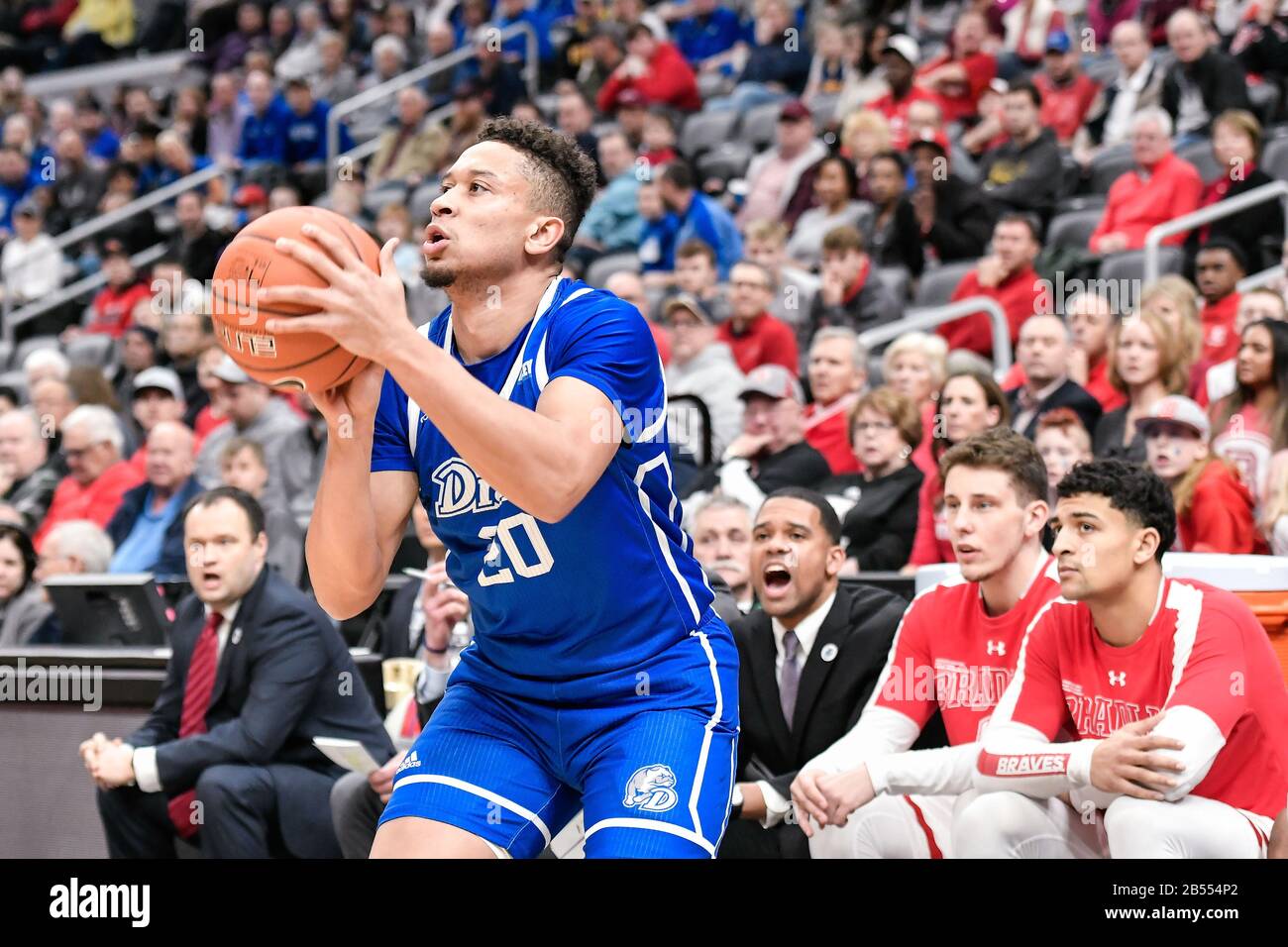 Mar 07, 2020: Drake Bulldogs guard Jonah Jackson (20) si prepara a scattare tre punti nel semifinale round del Missouri Valley Conference Men's Tournament tra i Drake Bulldogs e i Bradley Braves. Si tiene presso il Centro Enterprise di St. Louis, MO Richard Ulreich/CSM Foto Stock