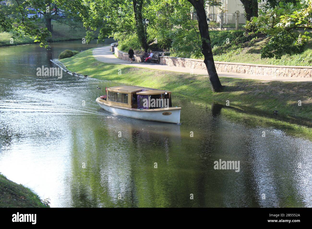 La barca trasporta le persone sul fiume Foto Stock