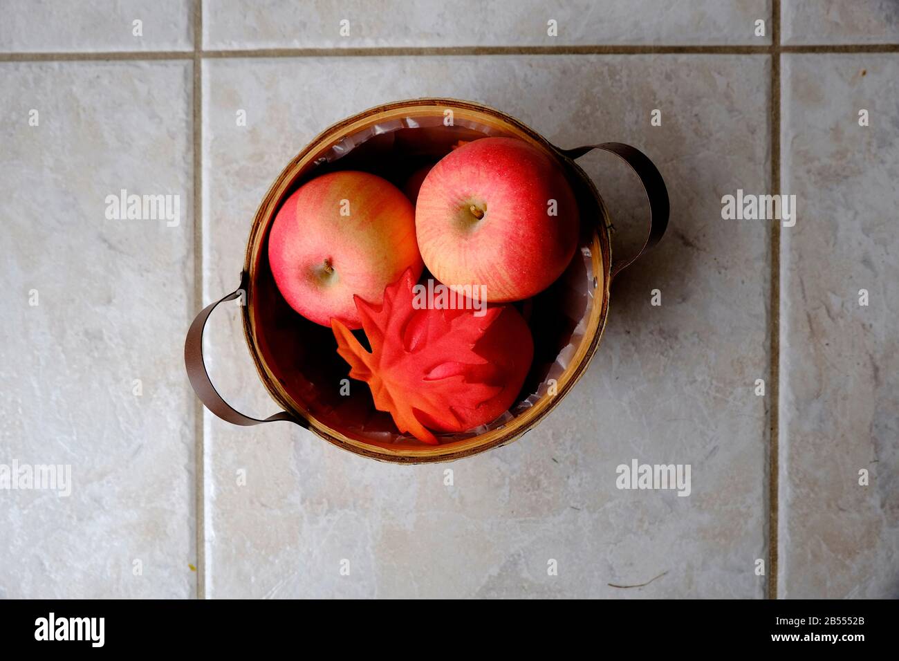 Un cesto di frutta finta Foto stock - Alamy