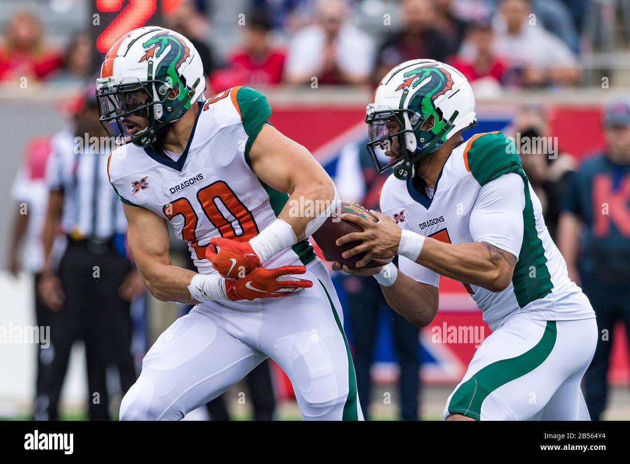 07 Marzo 2020 : Seattle Dragons quarterback B.J. Daniels (7) fa una mano fuori ai draghi di Seattle che corrono indietro Kenneth Farrow (20) durante il primo trimestre contro gli Houston Roughnecks allo Stadio TDECU a Houston, Texas. (Credito Obbligatorio: © Maria Lysaker) Foto Stock