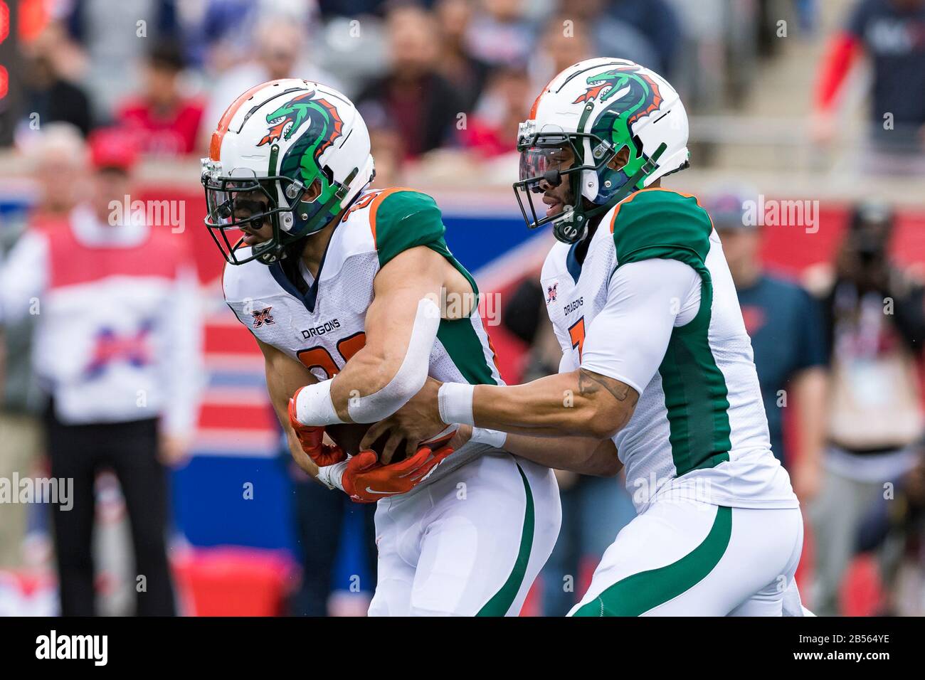 07 Marzo 2020 : Seattle Dragons quarterback B.J. Daniels (7) fa una mano fuori ai draghi di Seattle che corrono indietro Kenneth Farrow (20) durante il primo trimestre contro gli Houston Roughnecks allo Stadio TDECU a Houston, Texas. (Credito Obbligatorio: © Maria Lysaker) Foto Stock