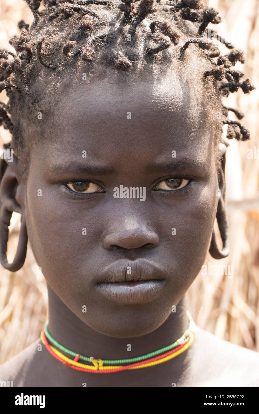 Un colpo di testa di una tribù Mursi (Ethnic Group) giovane donna nella valle di Omo in Etiopia centrale ed è una tribù indigena in un'area molto remota di Ethi Foto Stock