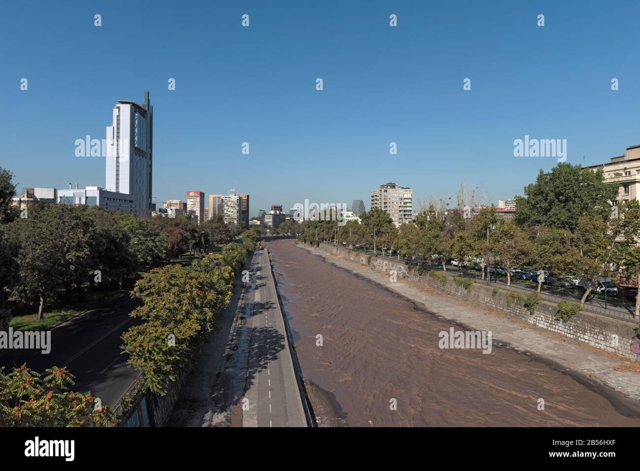 Vista dal Ponte Pio Nono sul fiume Mapocho a Santiago, Cile Foto Stock