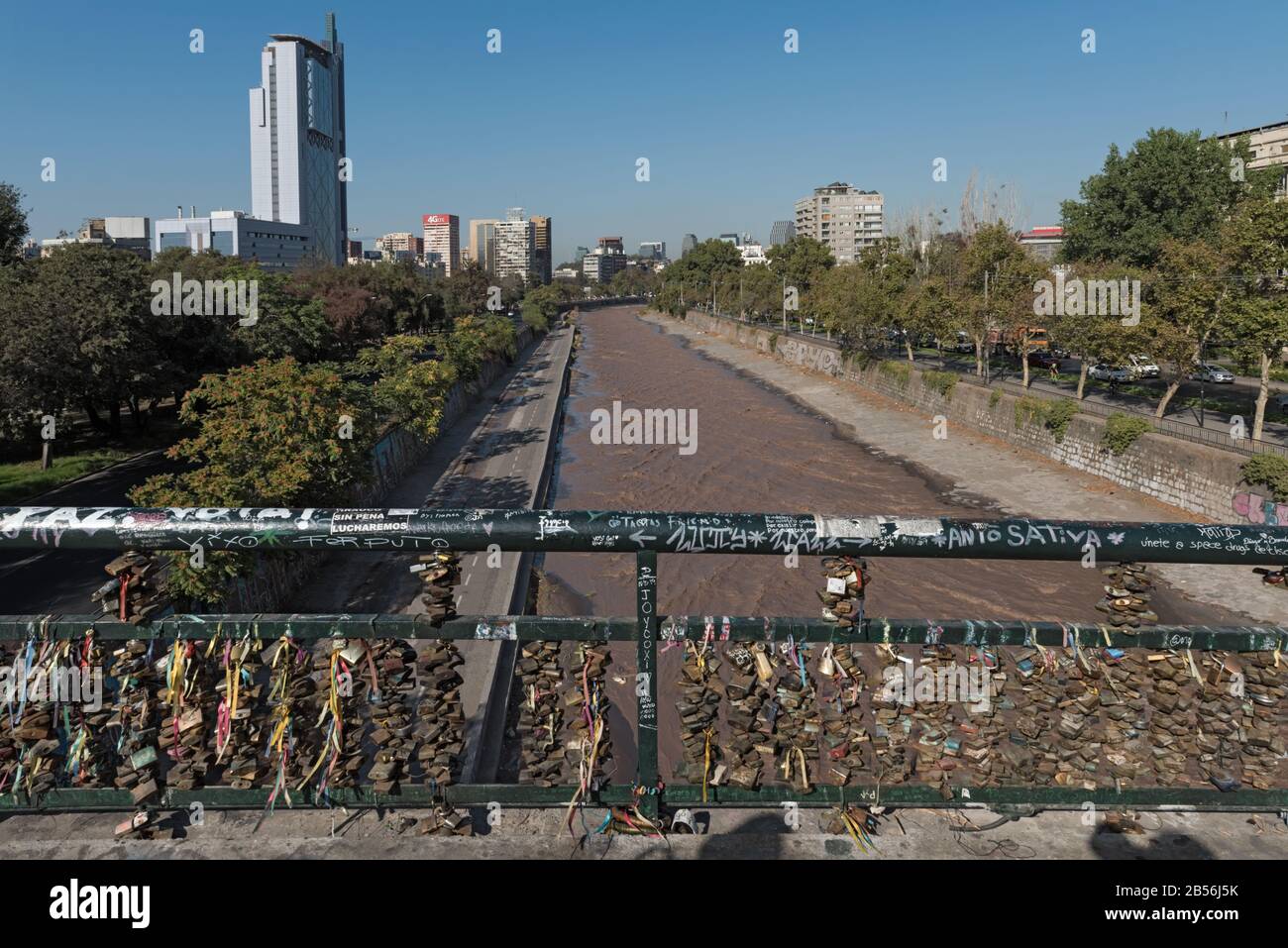 Vista dal Ponte Pio Nono sul fiume Mapocho a Santiago, Cile Foto Stock