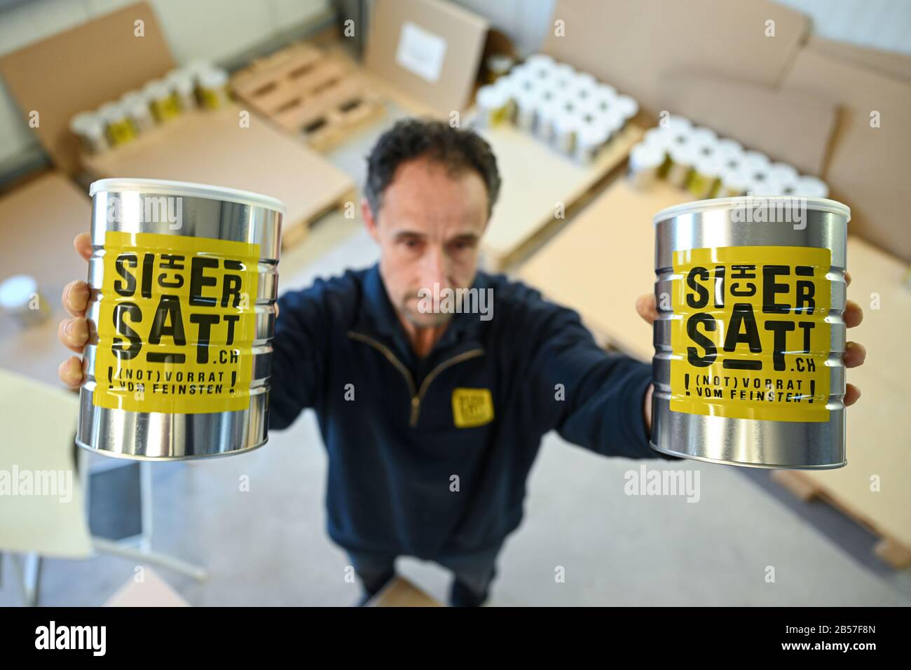 Rielasingen Worblingen, Germania. 04th Mar, 2020. Philipp Nater, amministratore delegato di SicherSatt AG, impacca i pacchetti di fornitura di emergenza nel magazzino. 51 931 kilocalorie sono contenute nel magazzino di emergenza 'Classic'. Secondo il produttore 'SicherSatt', offre abbastanza cibo per fornire una persona per 30 giorni. (A dpa: 'Precauzione o isteria - avete bisogno di forniture di emergenza in tempi corona?') credito: Felix Kästle/dpa/Alamy Live News Foto Stock
