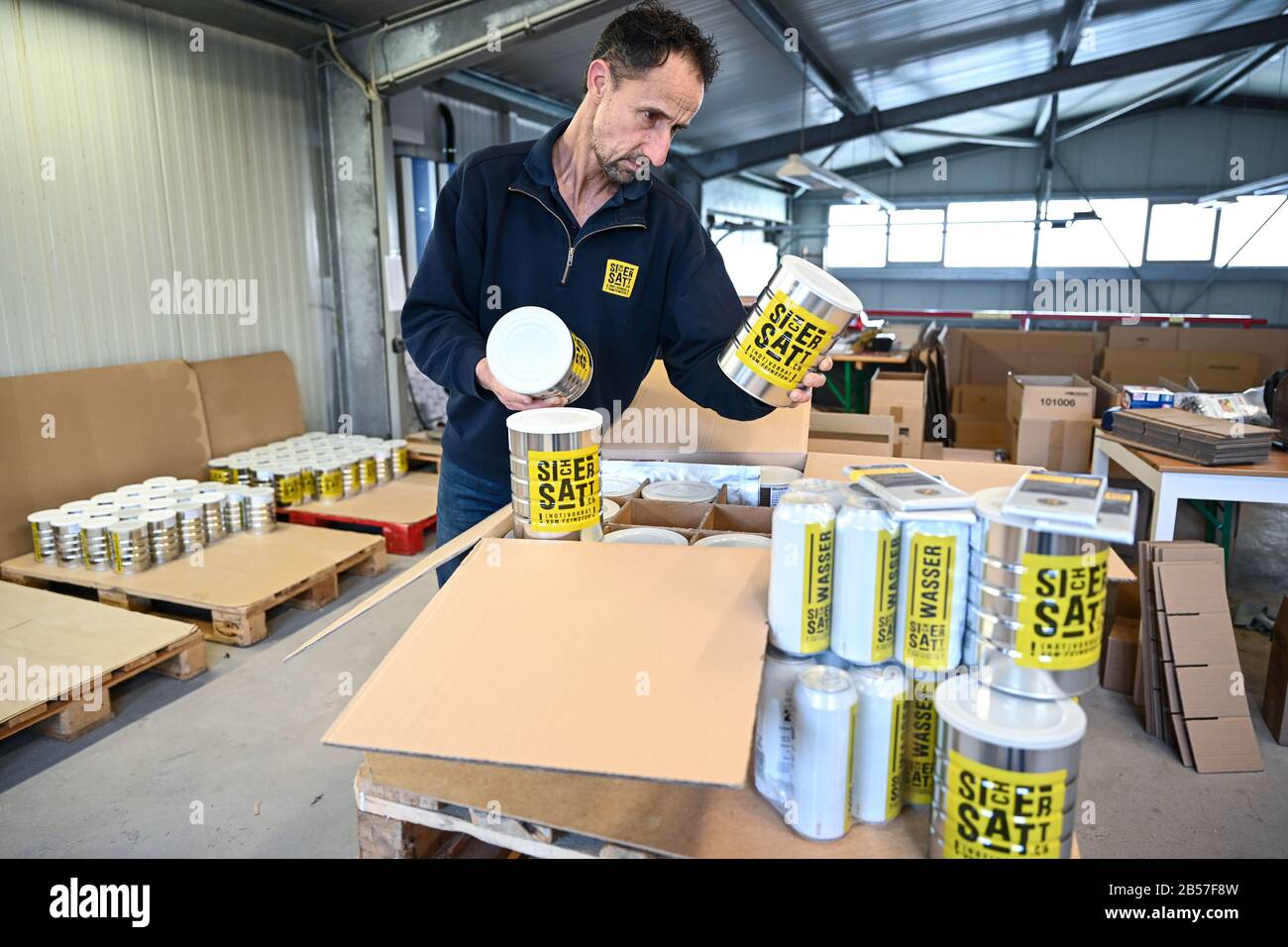 Rielasingen Worblingen, Germania. 04th Mar, 2020. Philipp Nater, amministratore delegato di SicherSatt AG, impacca i pacchetti di fornitura di emergenza nel magazzino. 51 931 kilocalorie sono contenute nel magazzino di emergenza 'Classic'. Secondo il produttore 'SicherSatt', offre abbastanza cibo per fornire una persona per 30 giorni. (A dpa: 'Precauzione o isteria - avete bisogno di forniture di emergenza in tempi corona?') credito: Felix Kästle/dpa/Alamy Live News Foto Stock