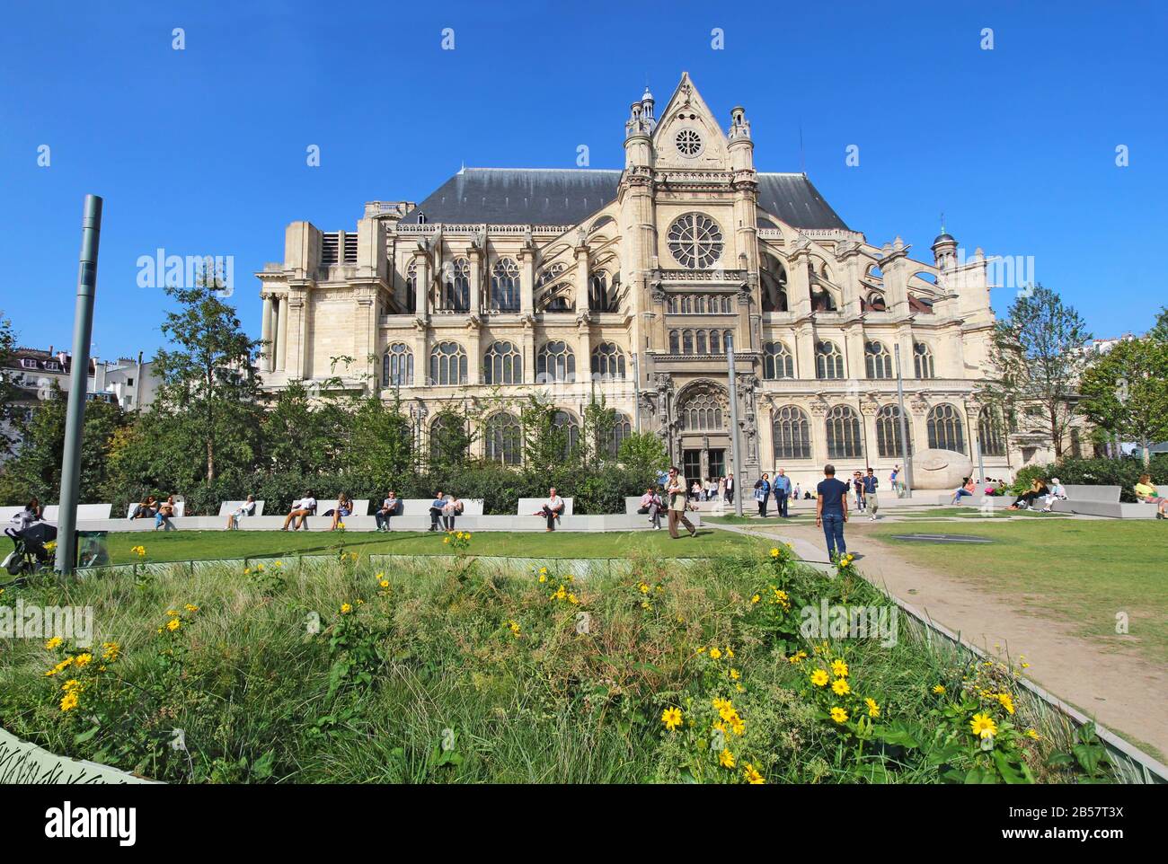 La chiesa di Saint Eustache si affaccia dai giardini di Nelson Mandela. Questa chiesa, costruita tra il 1532 e il 1632, è un luogo di ritrovo popolare. Foto Stock