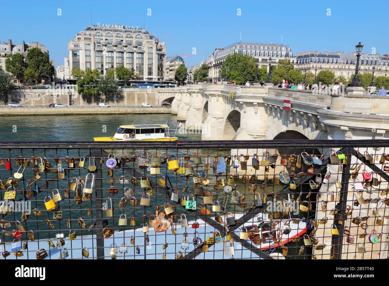 Amori e Pont Neuf. Fissare le serrature alle ringhiere del ponte è popolare con i turisti, ma è scoraggiato per migliorare l'aspetto. Foto Stock