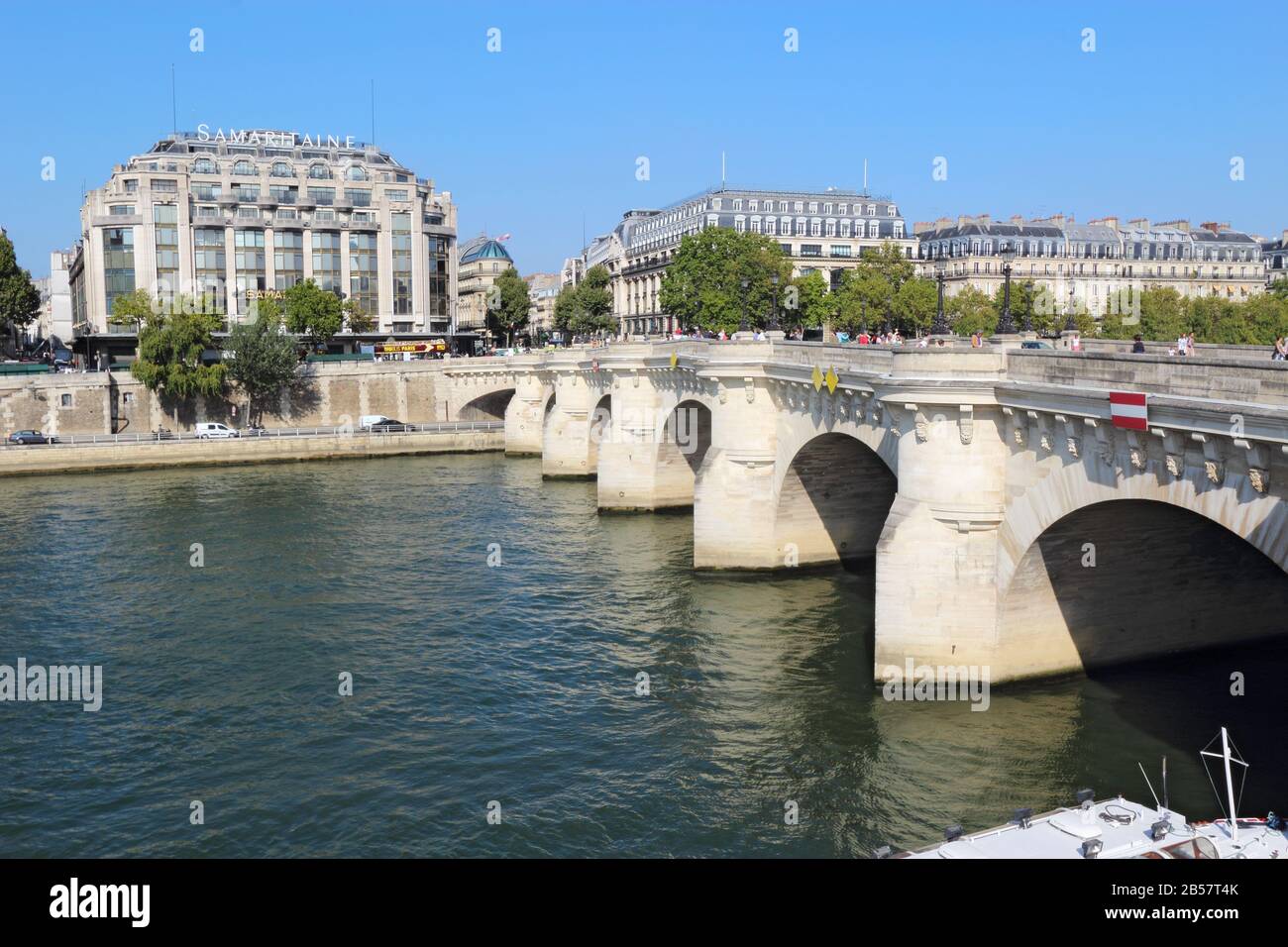 Pedoni che attraversano Pont Neuf dalla riva destra della Senna. Questo ponte collega l'Ile de la Cite ad entrambe le banche. Foto Stock