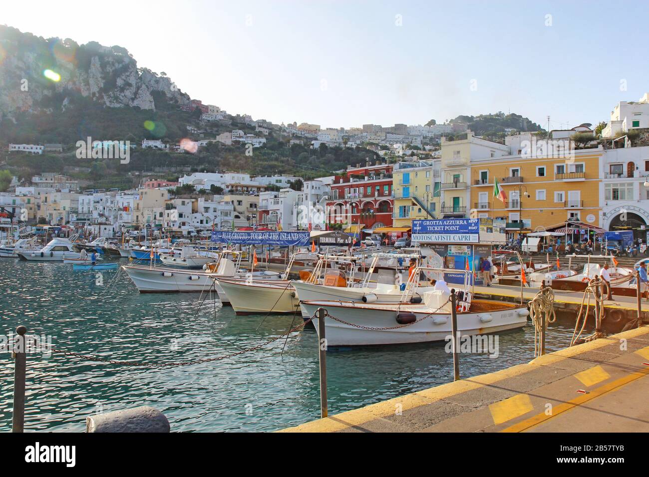 Tour degli operatori e degli edifici di Marina Grande sull'isola di Capri. Le barche che partono dal molo 0 forniscono tour in tutta l'isola. Foto Stock