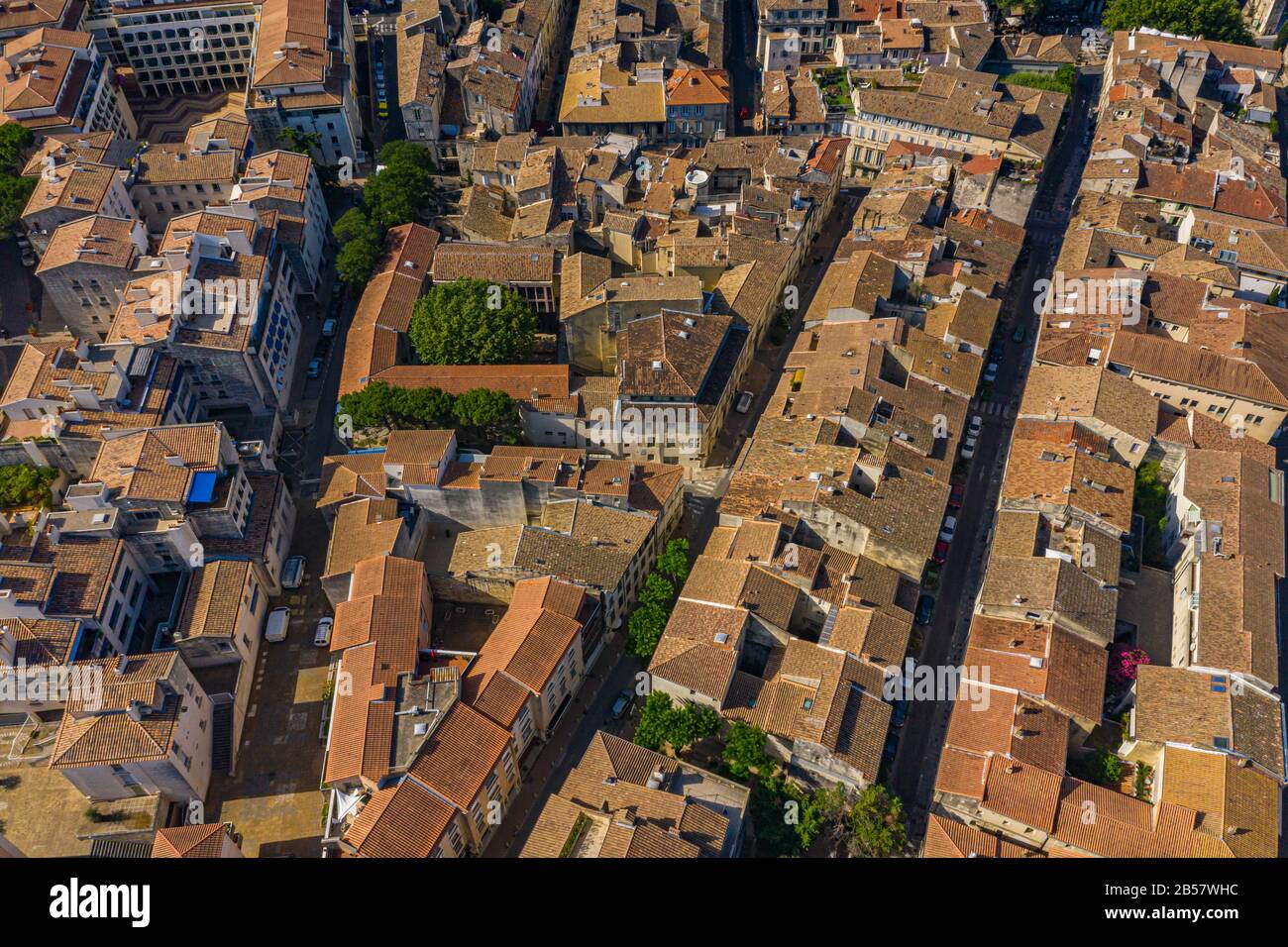 Direttamente sopra la vista delle case di copertura rossastra nella città di Avignone Foto Stock