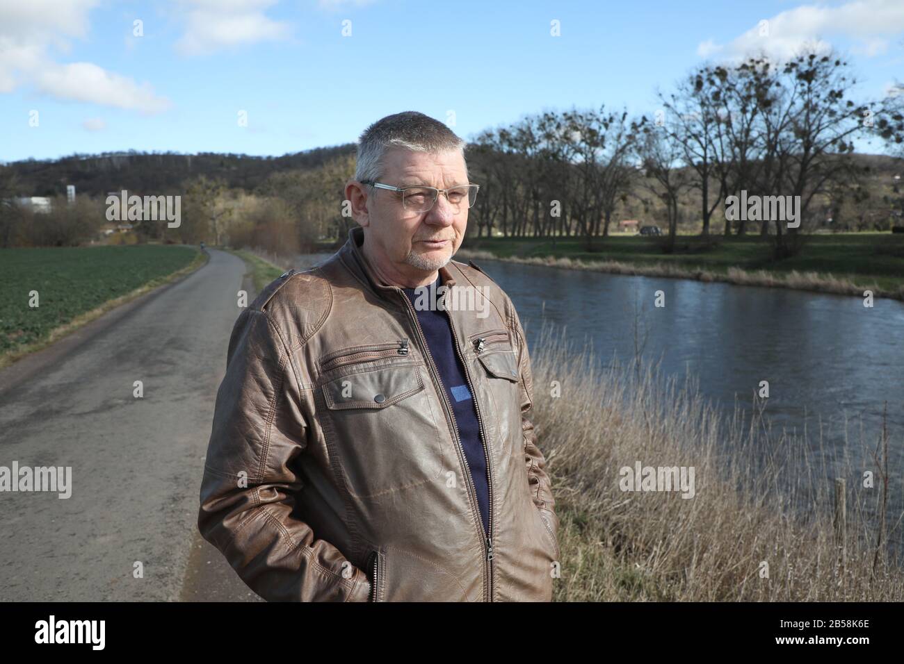 02 marzo 2020, Turingia, Bad Köstritz: Tilo Wetzle, coordinatore del paesaggio fluviale dell'Elster bianco del Naturfreunde Deutschlands sorge ai margini dell'Elster bianco. Con il premio 'River Landscape of the Year 2020/21' per il White Elster, i NatureFriends della Germania e l'Associazione tedesca per la pesca d'altura vogliono intensificare la cooperazione transnazionale in materia di conservazione dell'ambiente e della natura, turismo dolce, Protezione dalle inondazioni e attuazione della direttiva quadro UE Sulle Acque sull'Elster bianco. (Preso con un drone Foto: Bodo Schackow/dpa-Zentralbild/ZB Foto Stock