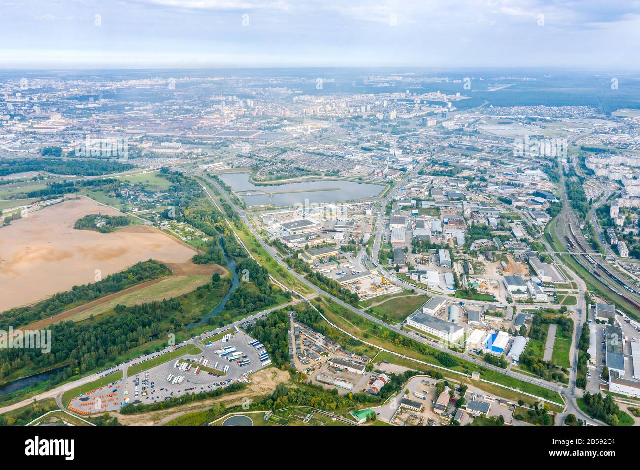 immagine panoramica aerea della periferia della città. zona industriale con edifici industriali, impianti, magazzini Foto Stock