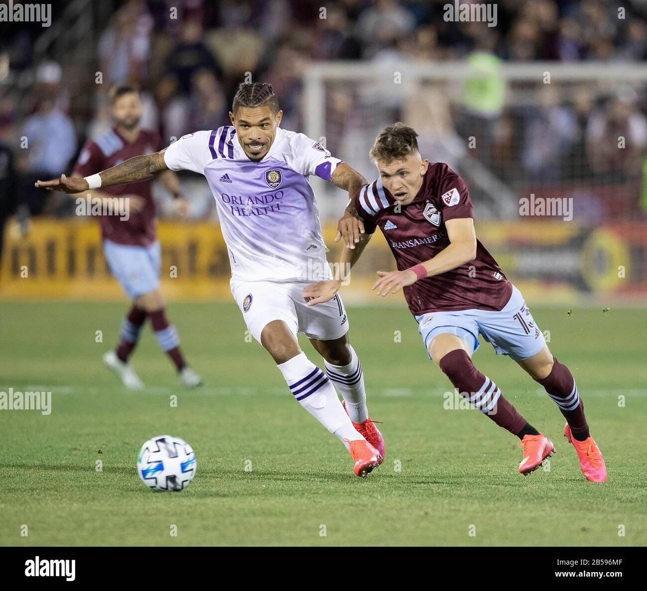 Commerce City, Colorado, Stati Uniti. 7th Mar, 2020. Rapids Defender SAM VINES, a destra, lotta con Orlando City Hacker TESHO AKINDELE, a sinistra, durante la 2nd. Metà Al Dicks Sporting Goods Park Sabato Sera. Rapids battere Orlando City nel loro apri di casa 2-1. Credito: Hector Acevedo/Zuma Wire/Alamy Live News Foto Stock