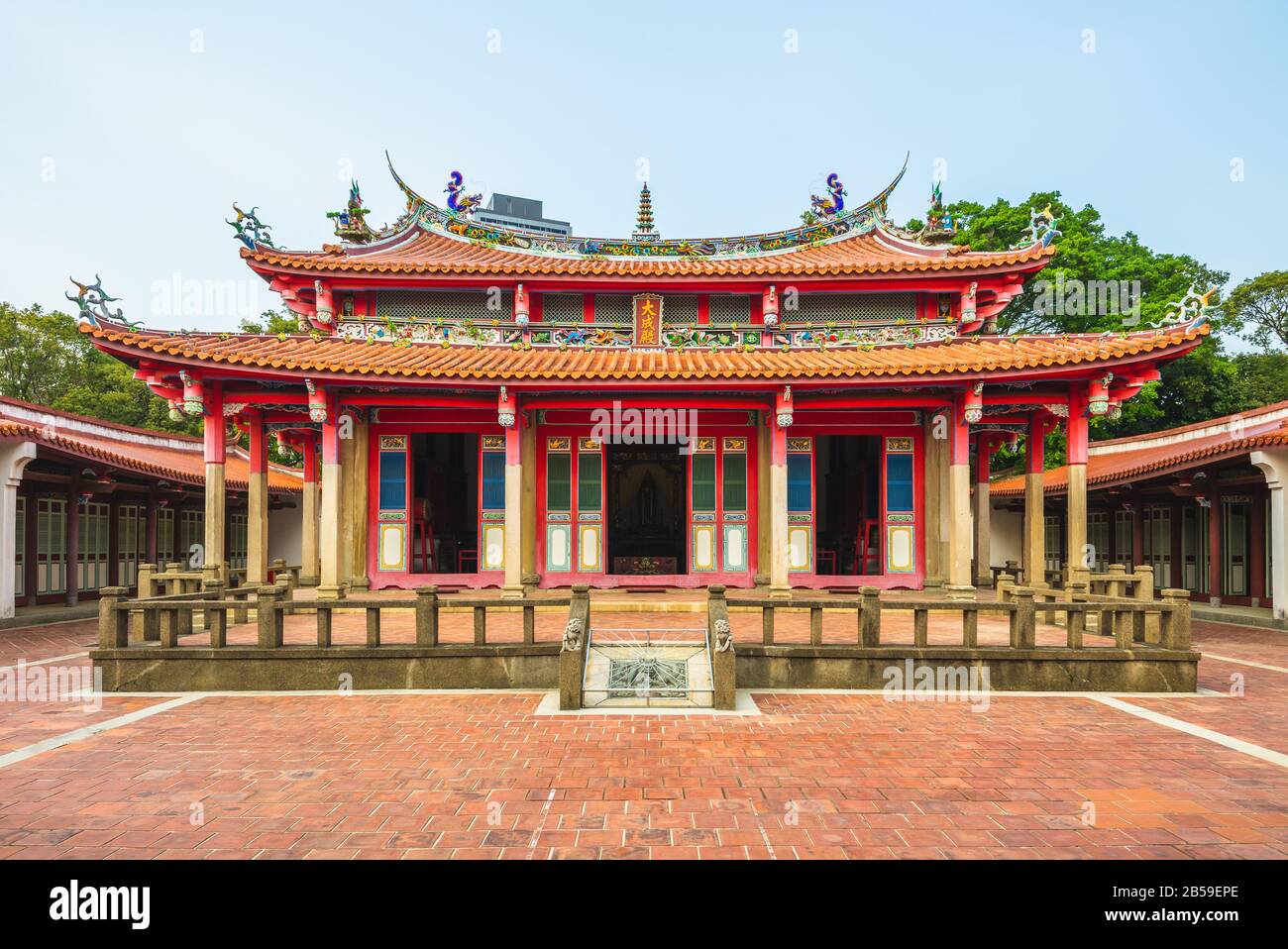 Tempio di Confucio a Hsinchu, Taiwan. La traduzione del testo cinese è 'sala acheng', la sala principale del tempio confuciano Foto Stock