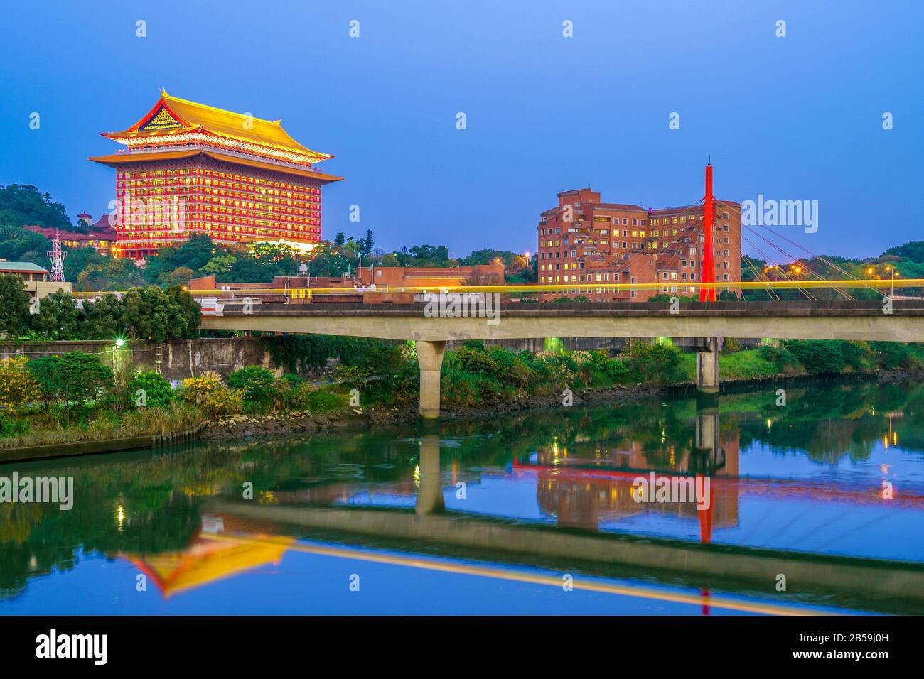 Paesaggio di Taipei presso il fiume con grand hotel Foto Stock