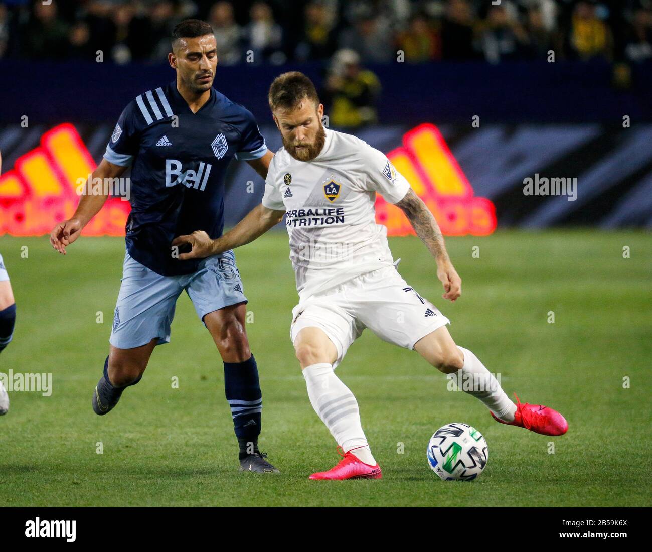 Los Angeles, California, Stati Uniti. 7th Mar, 2020. La Galaxy centrocampista Aleksandar Katai (7) vies per la palla con Vancouver Whitecaps difensore Ali Adnan (53) durante la partita 2020 Major League Soccer (MLS) tra LA Galaxy e Vancouver Whitecaps a Carson, California, 7 marzo 2020. Credito: Ringo Chiu/Zuma Wire/Alamy Live News Foto Stock