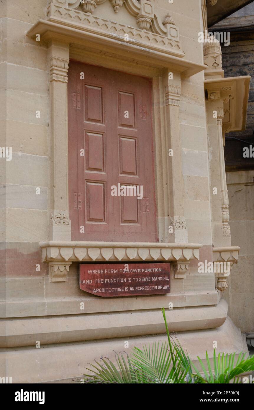 Tavola di legno che dice 'dove la forma segue la funzione e la funzione è servire l'umanità, l'architettura è un'espressione di gioia' Foto Stock