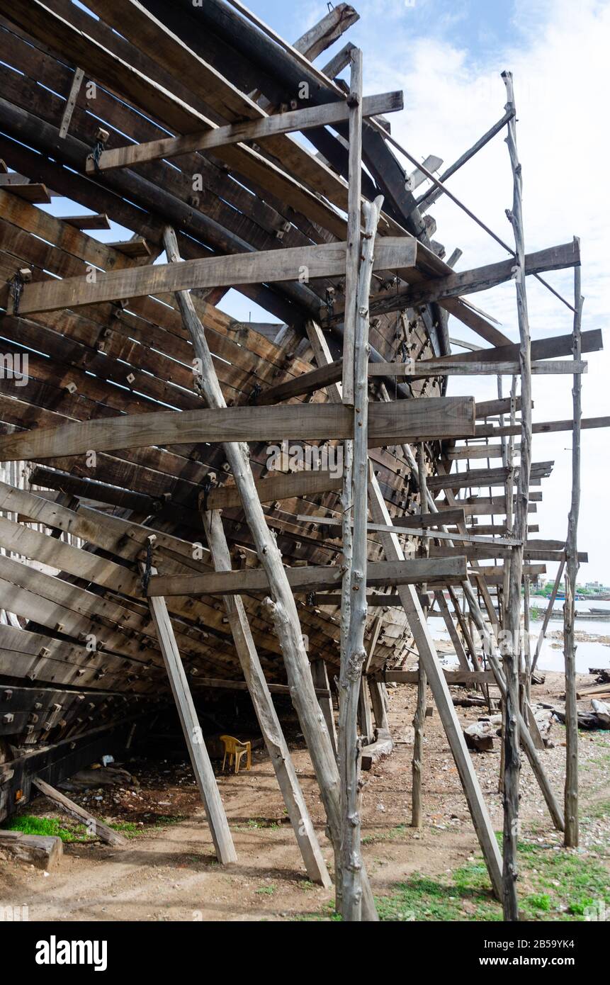 La nave è stata costruita in legno a Shipbuilding Yard, fiume Rukmavati, Mandvi, Hutch, Gujarat, India Foto Stock