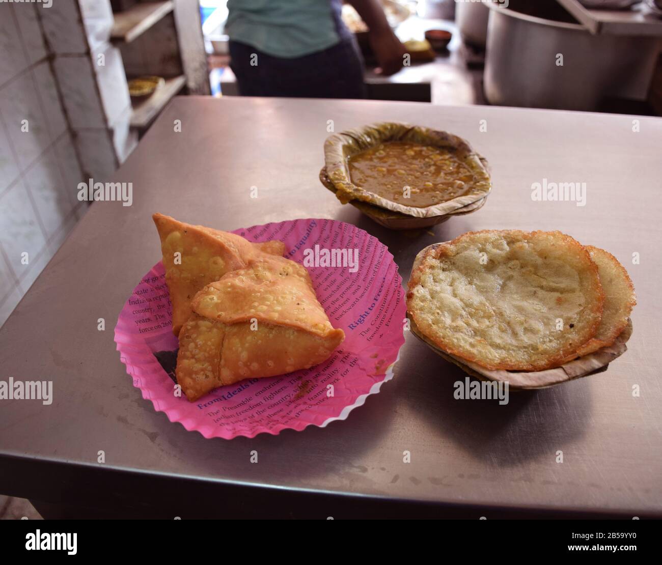 Moong Daal Samosa con Chole e Malpua in Paharganj Janta Sweets. Delhi migliore Street food - cucina indiana di strada, piatto, cucina Foto Stock