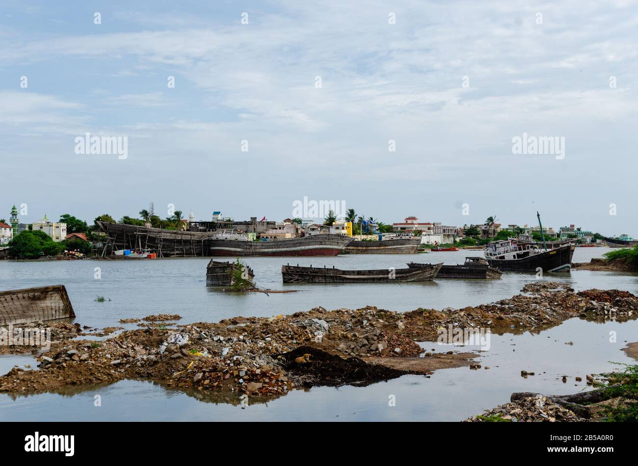 Vista del fiume Rukmavati con le barche e le navi staioned ai porti per la riparazione a Mandvi, Hutch, Gujarat, India. Foto Stock