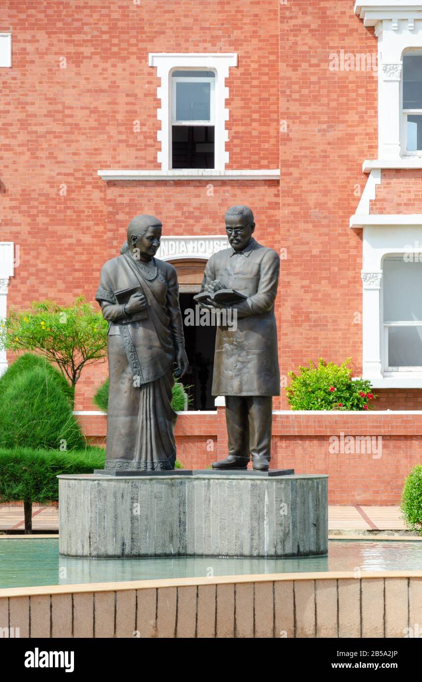 Statua Di Shyamji Krishna Varma E Sua Moglie Bhanumati A Kranti Teerth, Shyamji Krishna Varma Memorial, Mandvi, Kutch, Gujarat, India Foto Stock