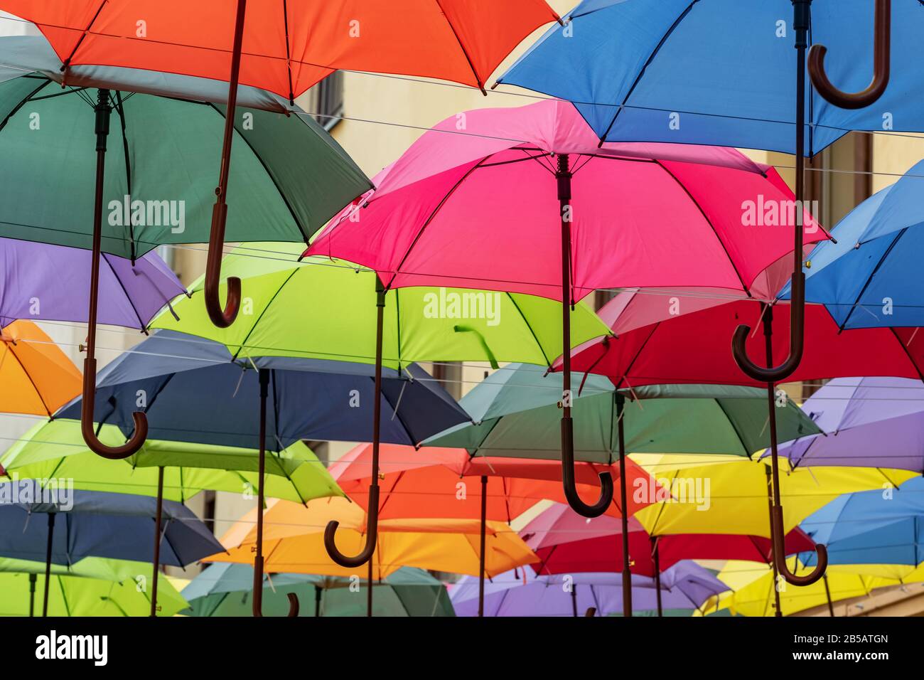 Ombrelloni colorati si affacciano sulla strada della città Foto Stock
