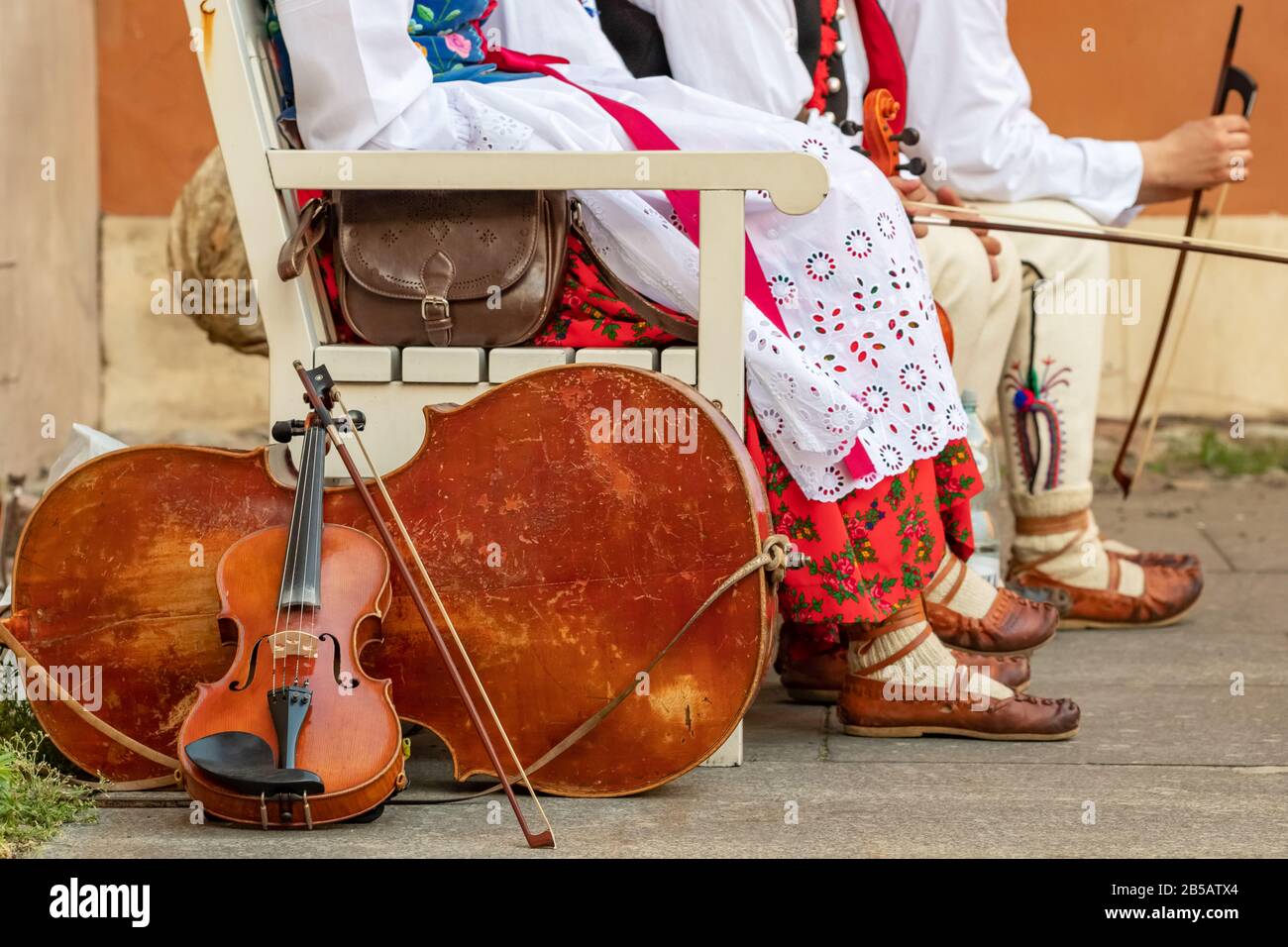 Musicisti polacchi non identificati in attesa di esibirsi al concerto folk. Foto Stock
