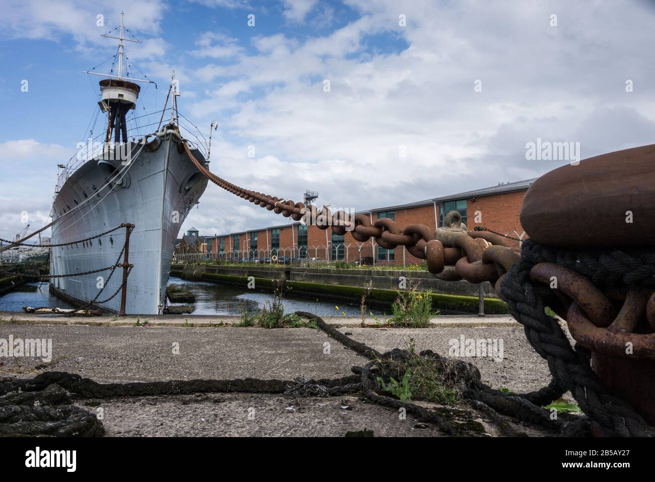 L'incrociatore leggero della Royal Navy HMS Caroline prima del restauro in un molo a Belfast, Irlanda del Nord. Foto Stock