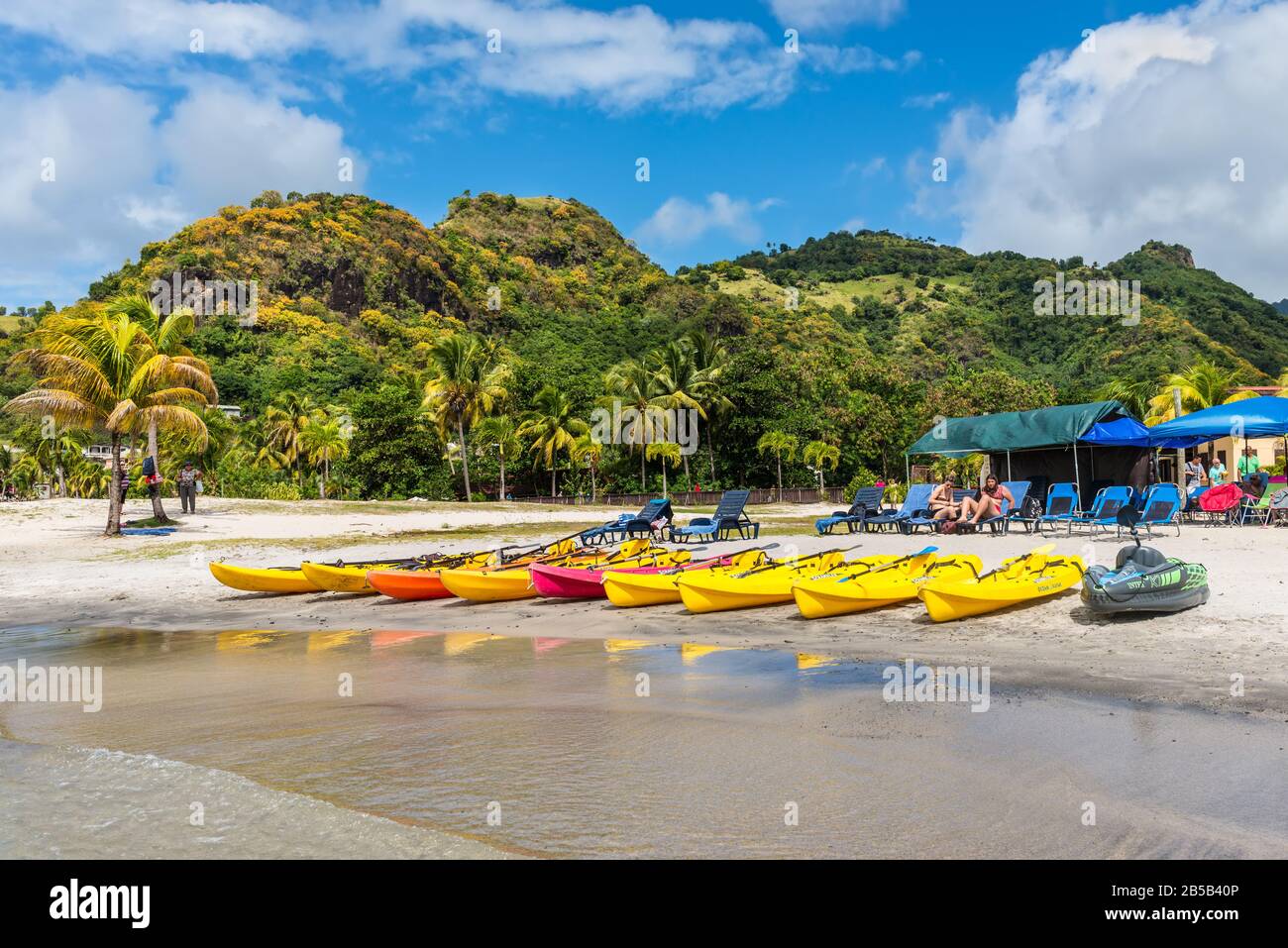 Buccament Bay, St Vincent e Grenadine - 19 dicembre 2018: I kayak si trovano sulla spiaggia di Buccament Bay nell'isola di Saint Vincent, Saint Vincent e il Foto Stock