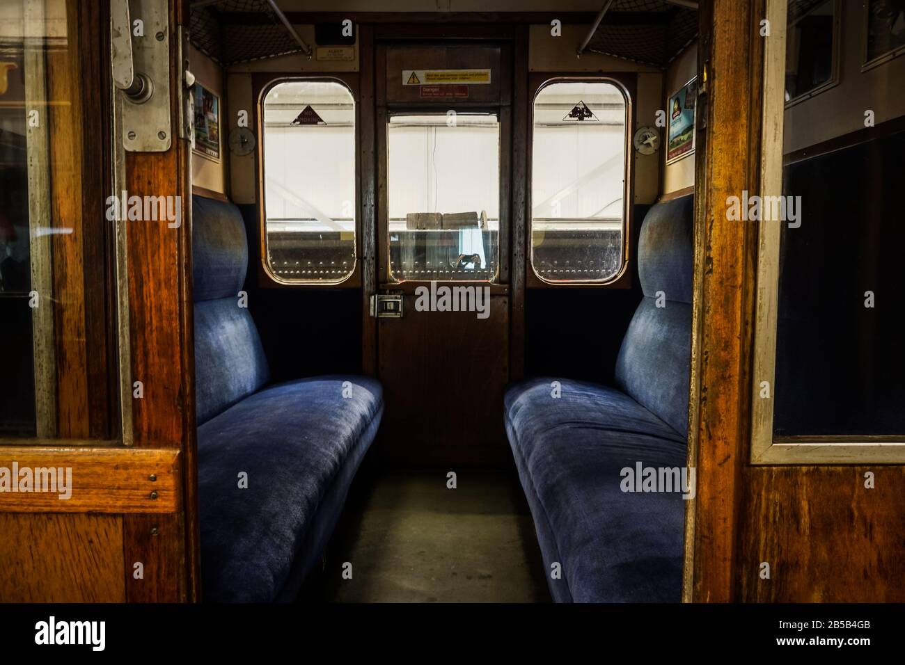 Vista interna di un vecchio compartimento in una carrozza ferroviaria della British Rail degli anni '60. Foto Stock