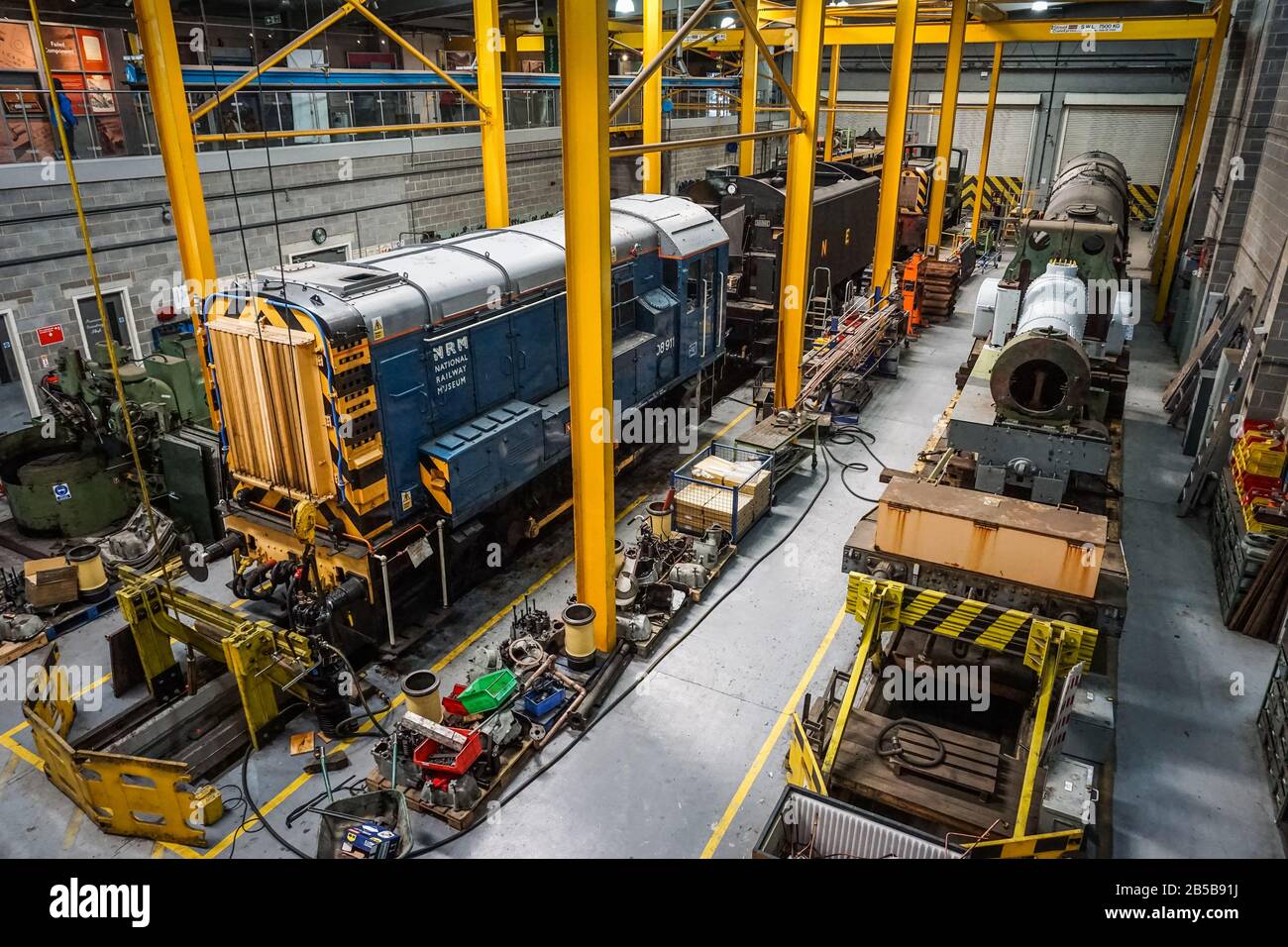Una locomotiva diesel-elettrica per shunting di classe 08 della British Rail nel laboratorio del National Railway Museum di York, Inghilterra. Foto Stock