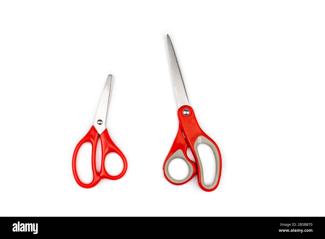 due forbici rosse, una grande, una piccola sono isolate su sfondo bianco.  Tracciati di ritaglio Foto stock - Alamy