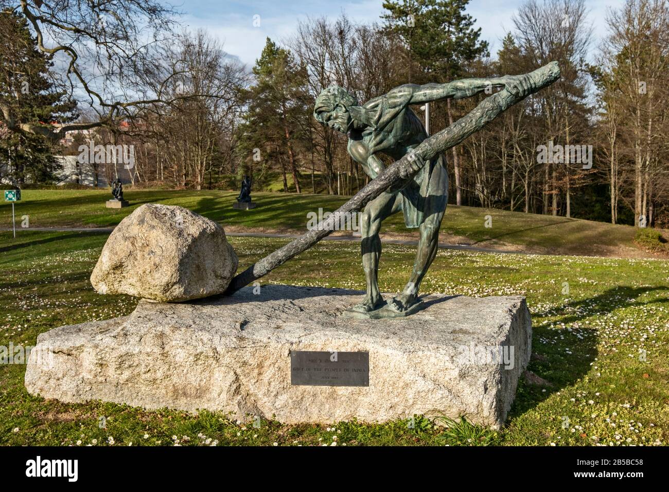 Ginevra / Svizzera - 23 febbraio 2020: ILO l'edificio e la statua dell'ufficio internazionale del lavoro, 'il trionfo del lavoro', dono del governante indiano Foto Stock